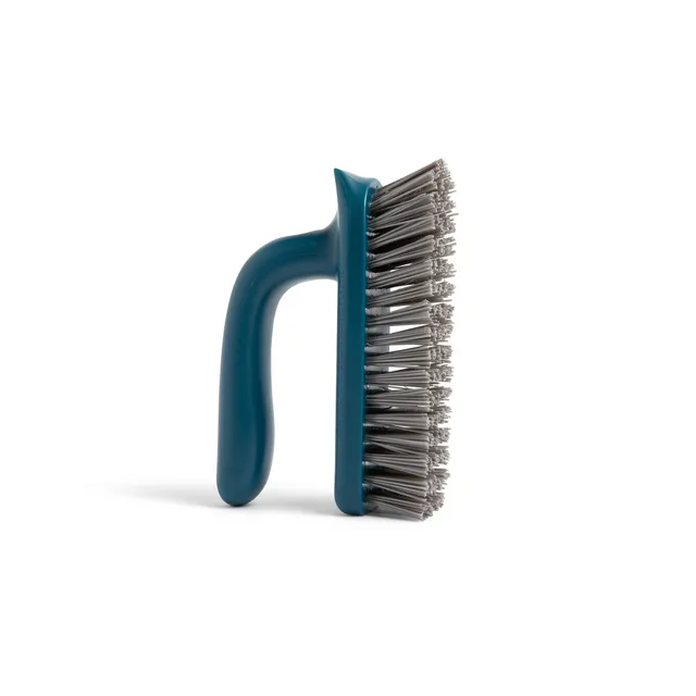 full-circle-clean-ocean-scrub-brush-100-recycled-fishing-nets-curved-handle image 1