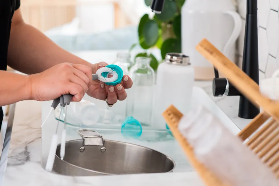 full-circle-all-in-one-bottle-cleaning-multitool image 1