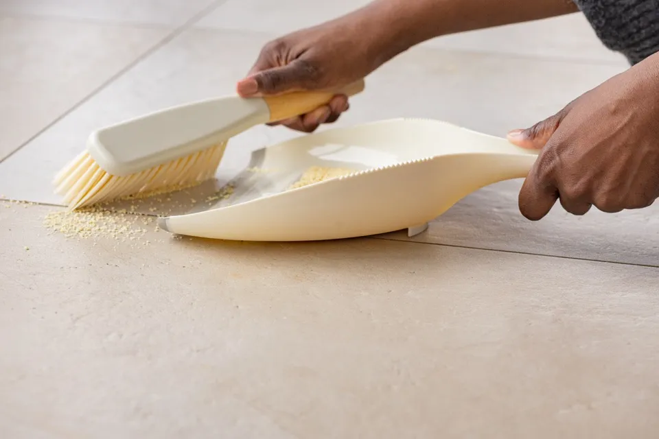 full-circle-daily-sweep-dustpan-set-bamboo-handle-with-rubber-edge-lint-comb image 1