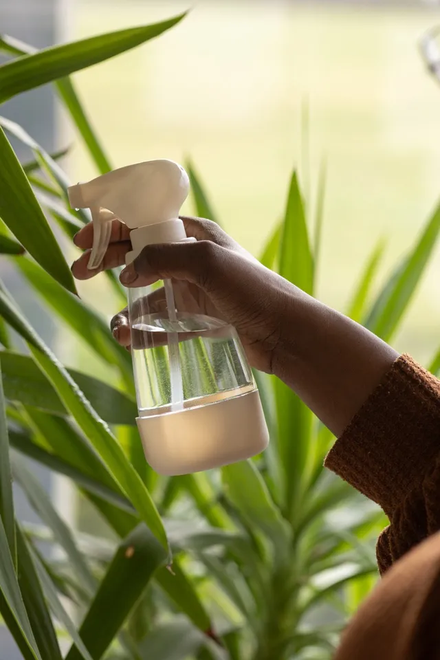 full-circle-the-cleaning-solution-glass-spray-bottle image 1