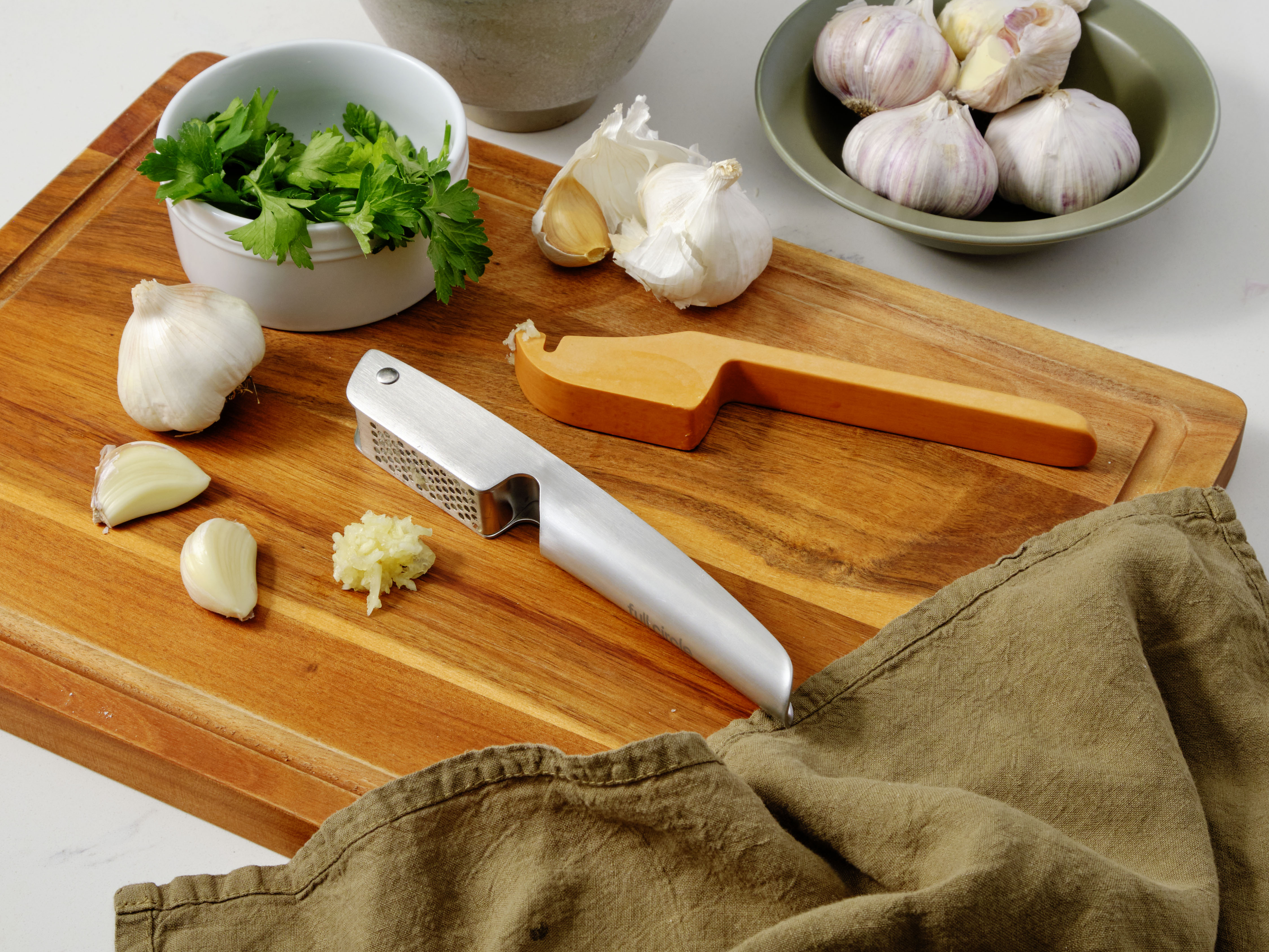 full-circle-the-no-mess-garlic-press-stainless-steel-with-integrated-scraper image 3
