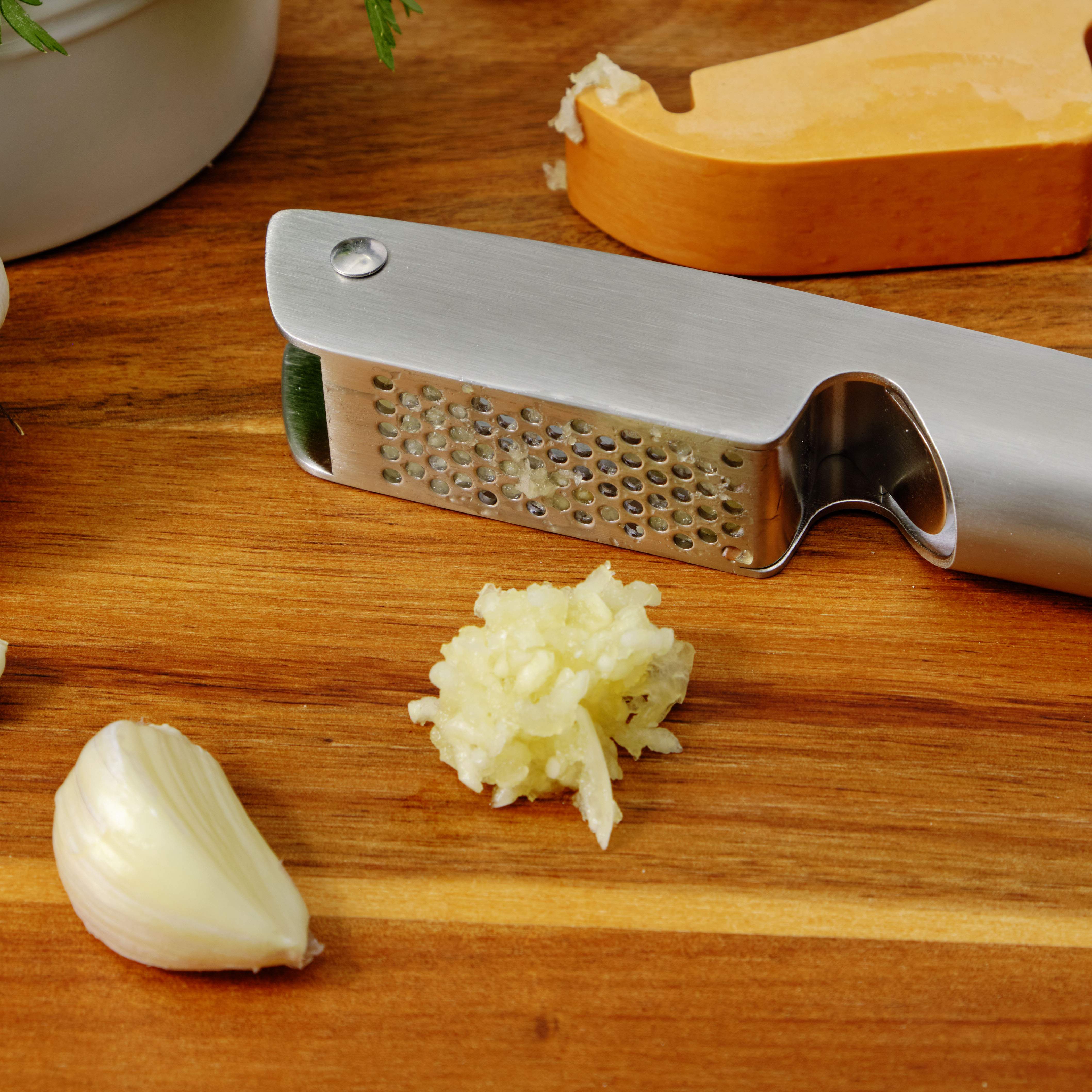 full-circle-the-no-mess-garlic-press-stainless-steel-with-integrated-scraper image 4