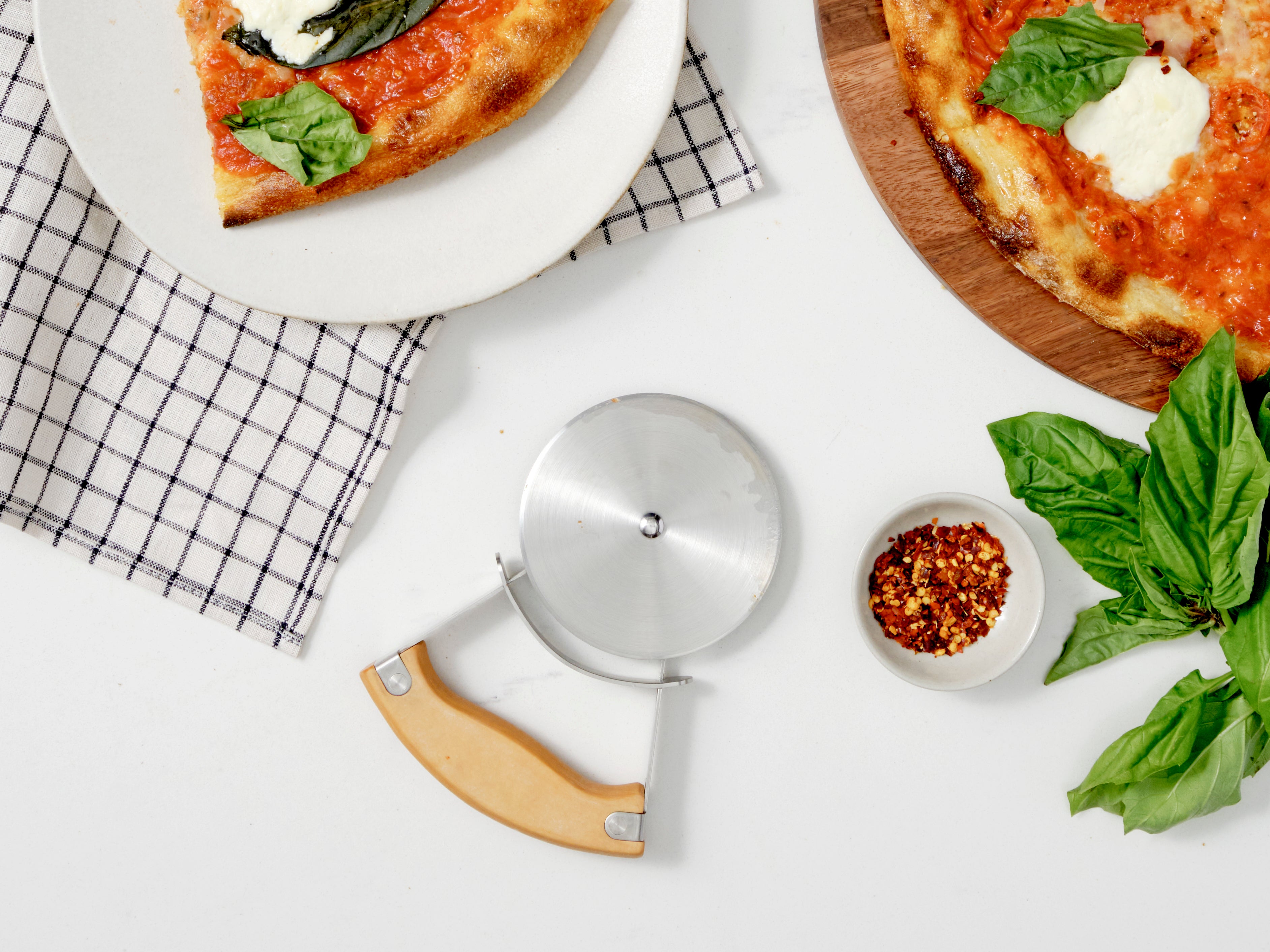 full-circle-the-slice-pizza-wheel-stainless-steel-cutter-with-wood-composite-han image 3