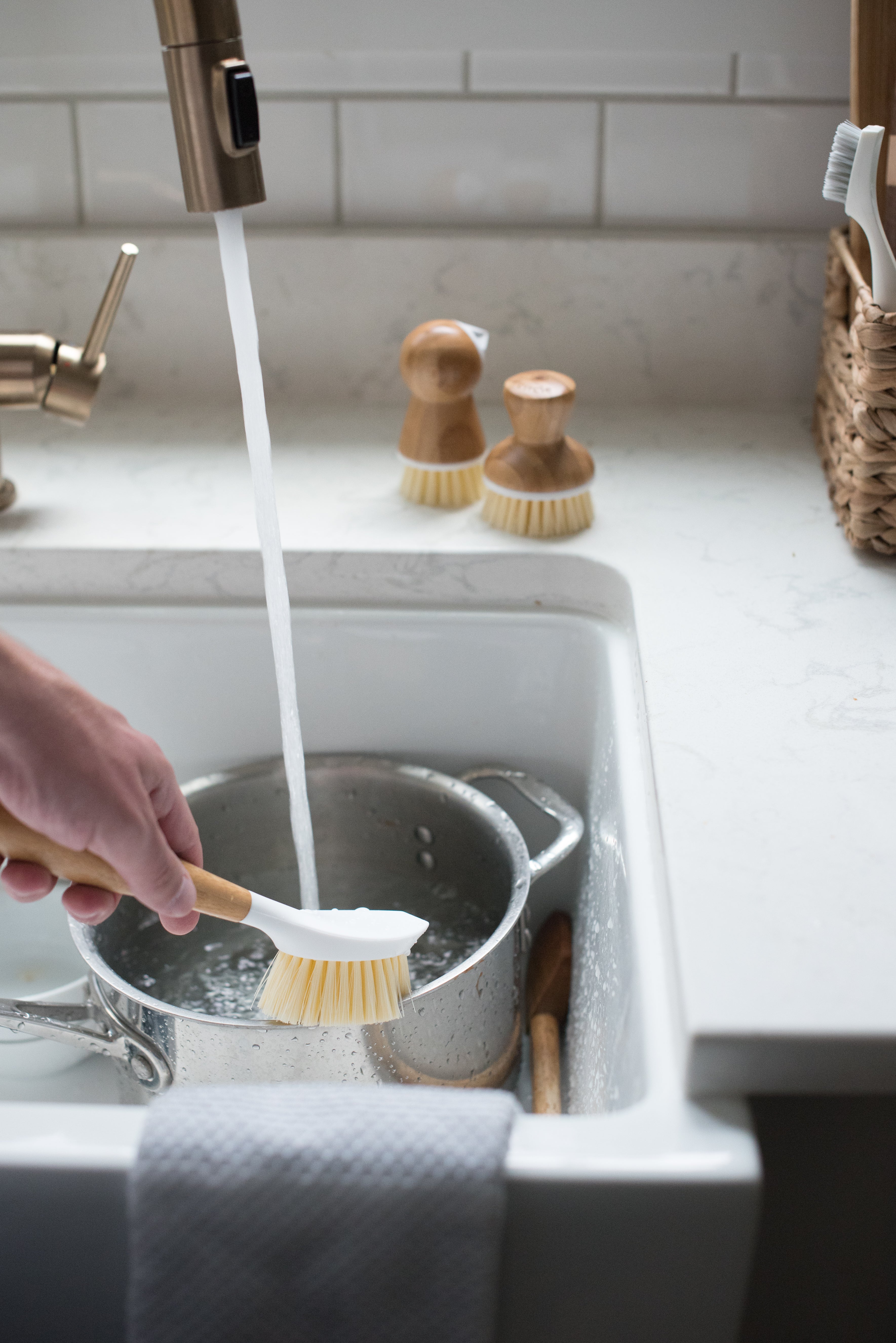 full-circle-clean-everything-dish-brush-duo-daily-dish-brush-skillet-strong-cast image 8