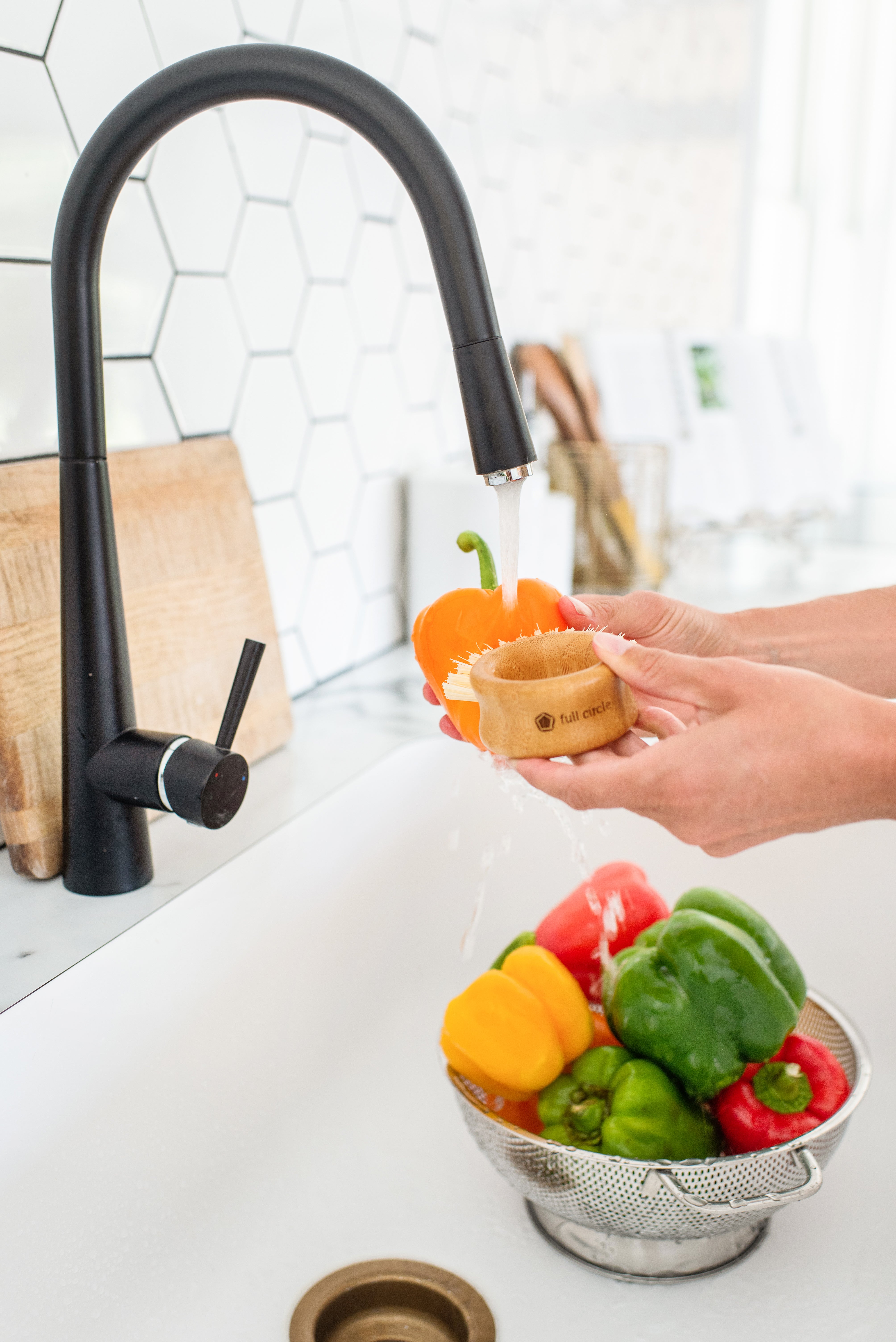 full-circle-the-ring-veggie-brush-bamboo-recycled-plastic-produce-scrubber image 2