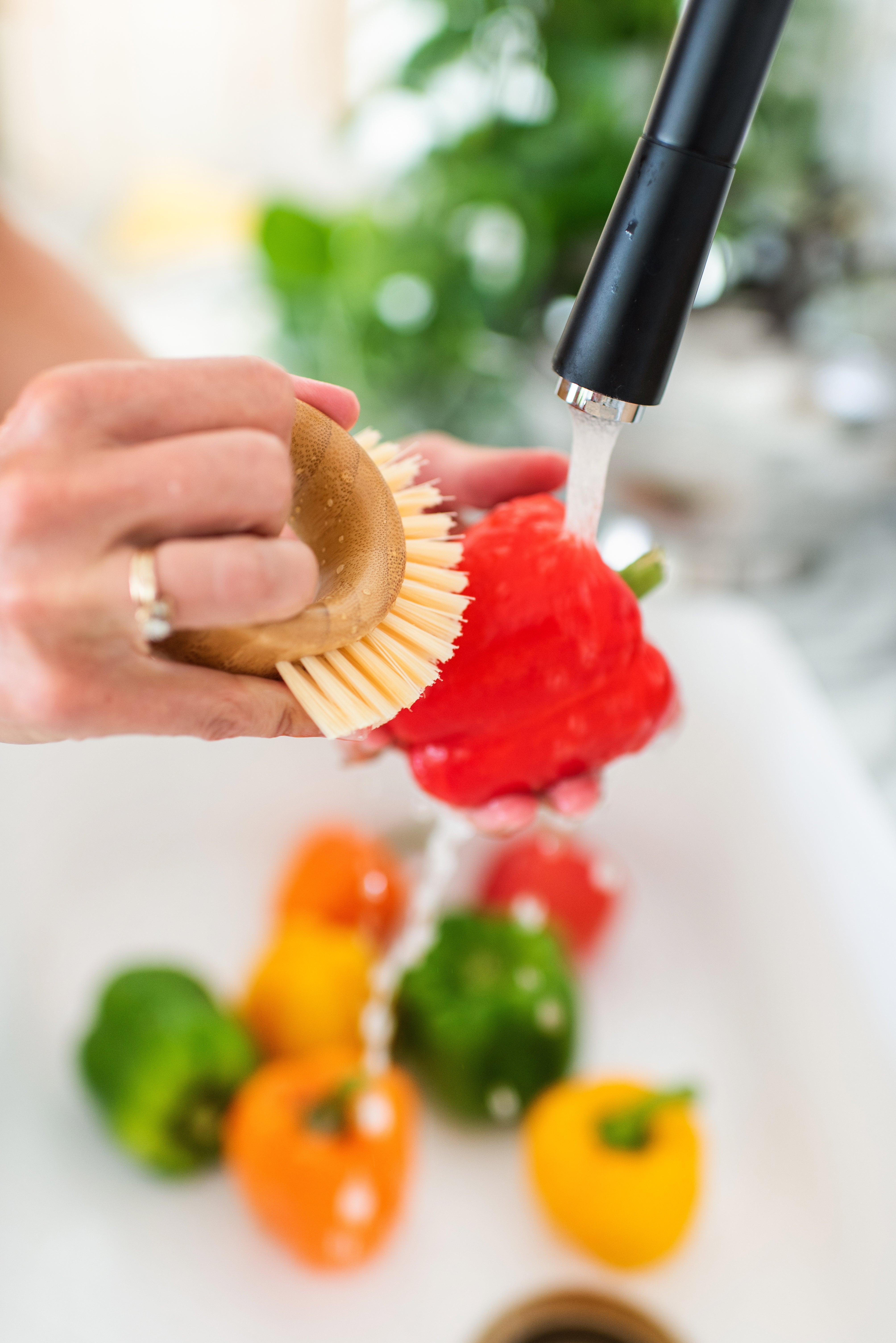 full-circle-the-ring-veggie-brush-bamboo-recycled-plastic-produce-scrubber image 3