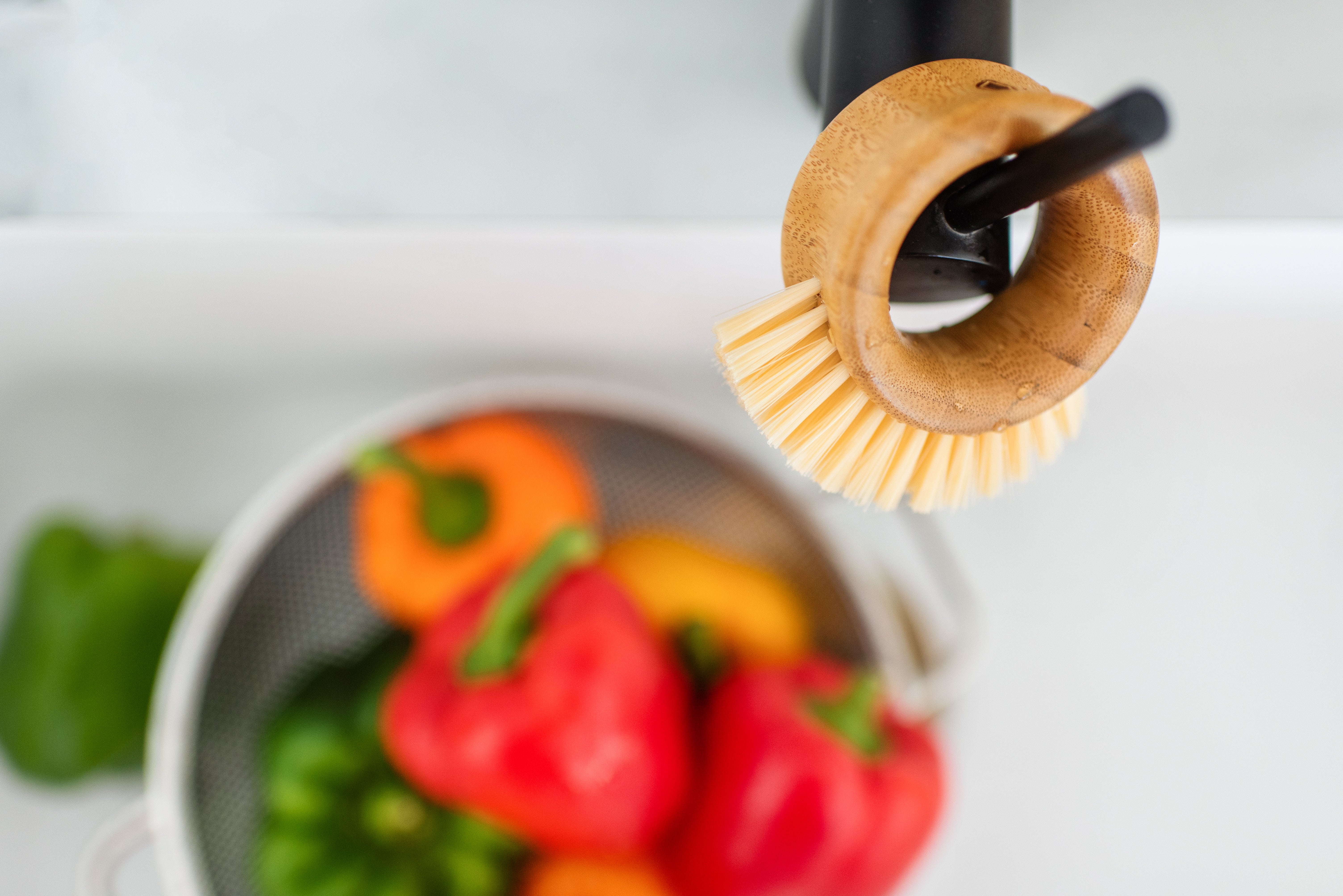 full-circle-the-ring-veggie-brush-bamboo-recycled-plastic-produce-scrubber image 4