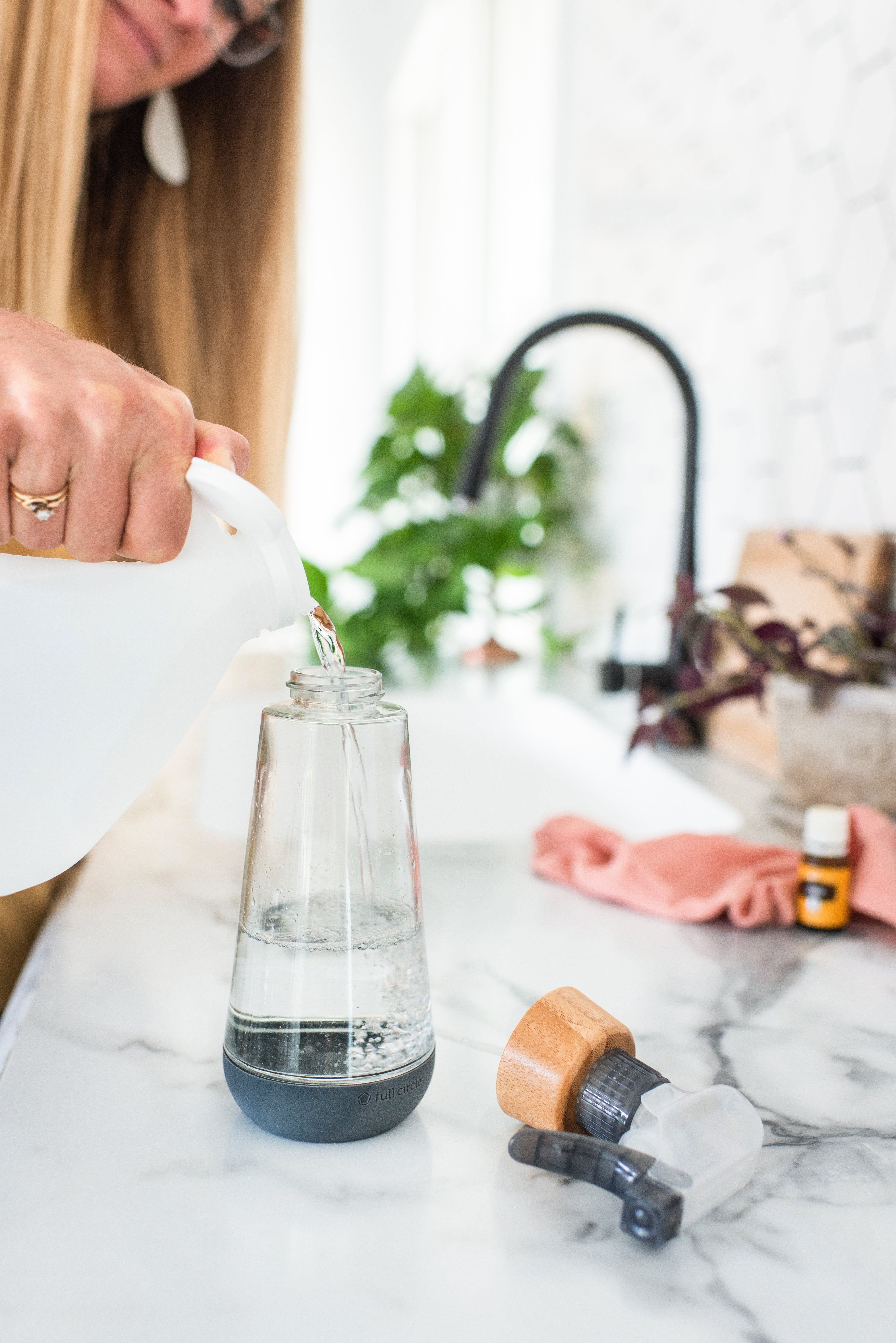 full-circle-bottle-service-refill-ready-glass-spray-bottle-with-silicone-boot image 3