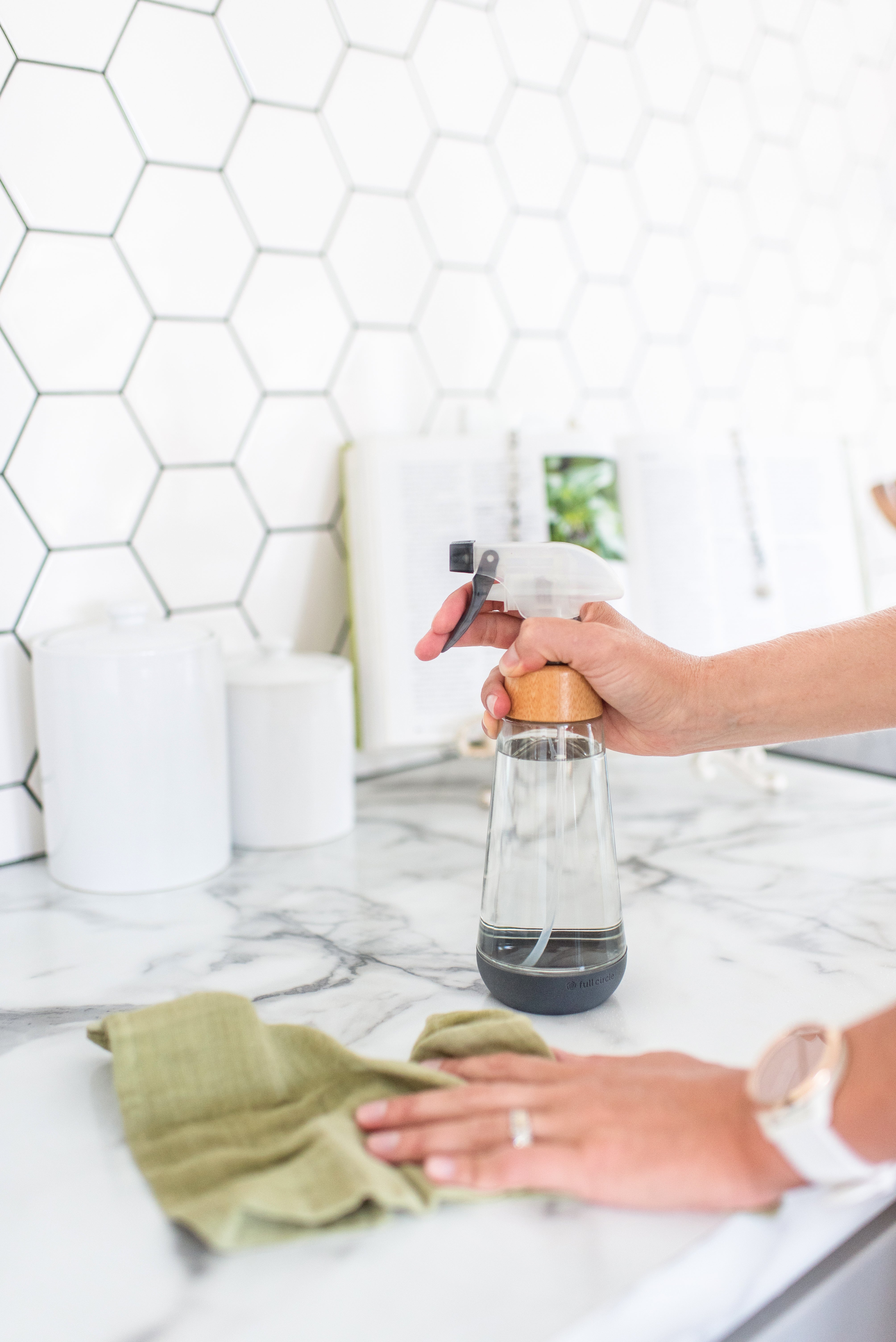 full-circle-bottle-service-refill-ready-glass-spray-bottle-with-silicone-boot image 5