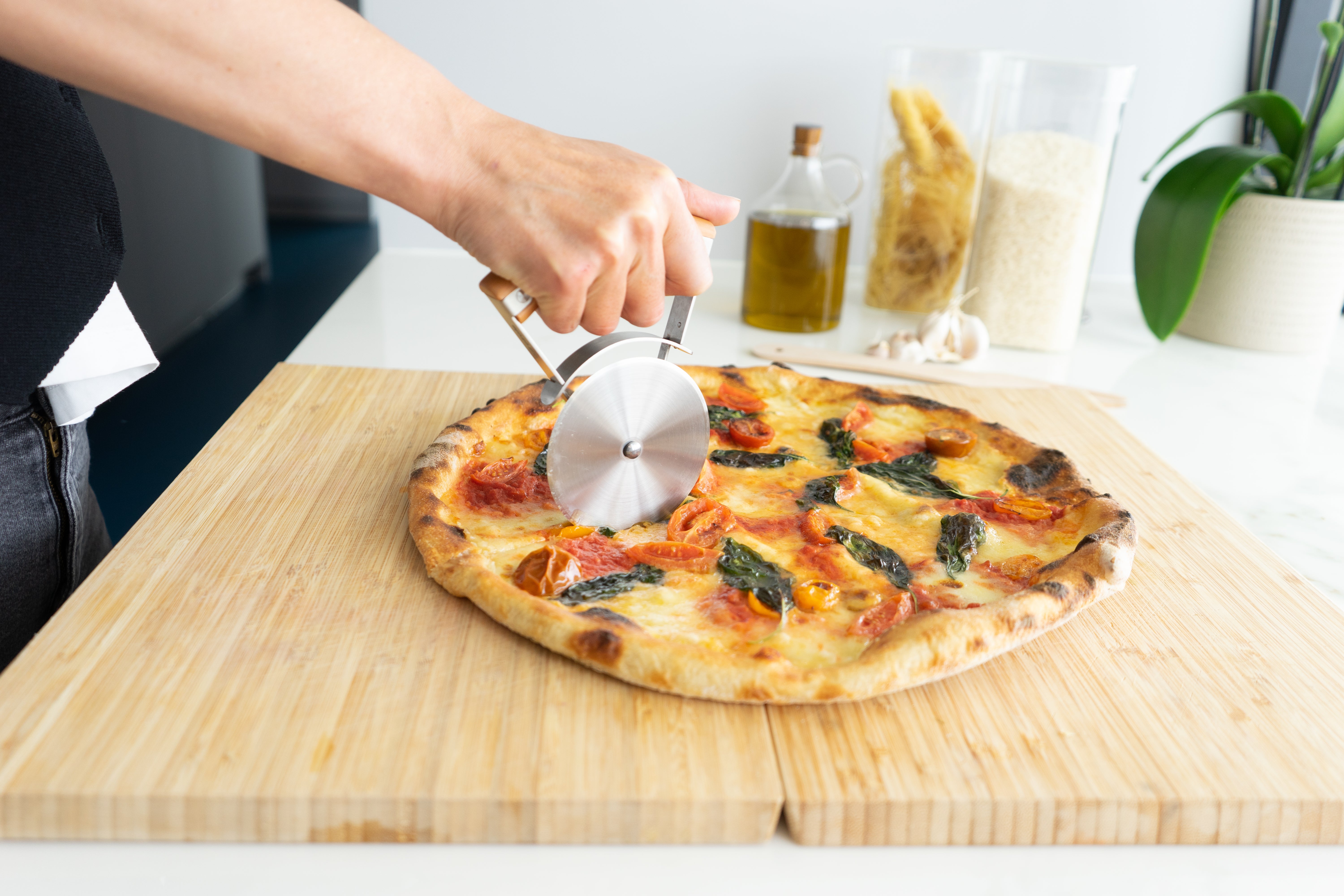 full-circle-the-slice-pizza-wheel-stainless-steel-cutter-with-wood-composite-han image 4