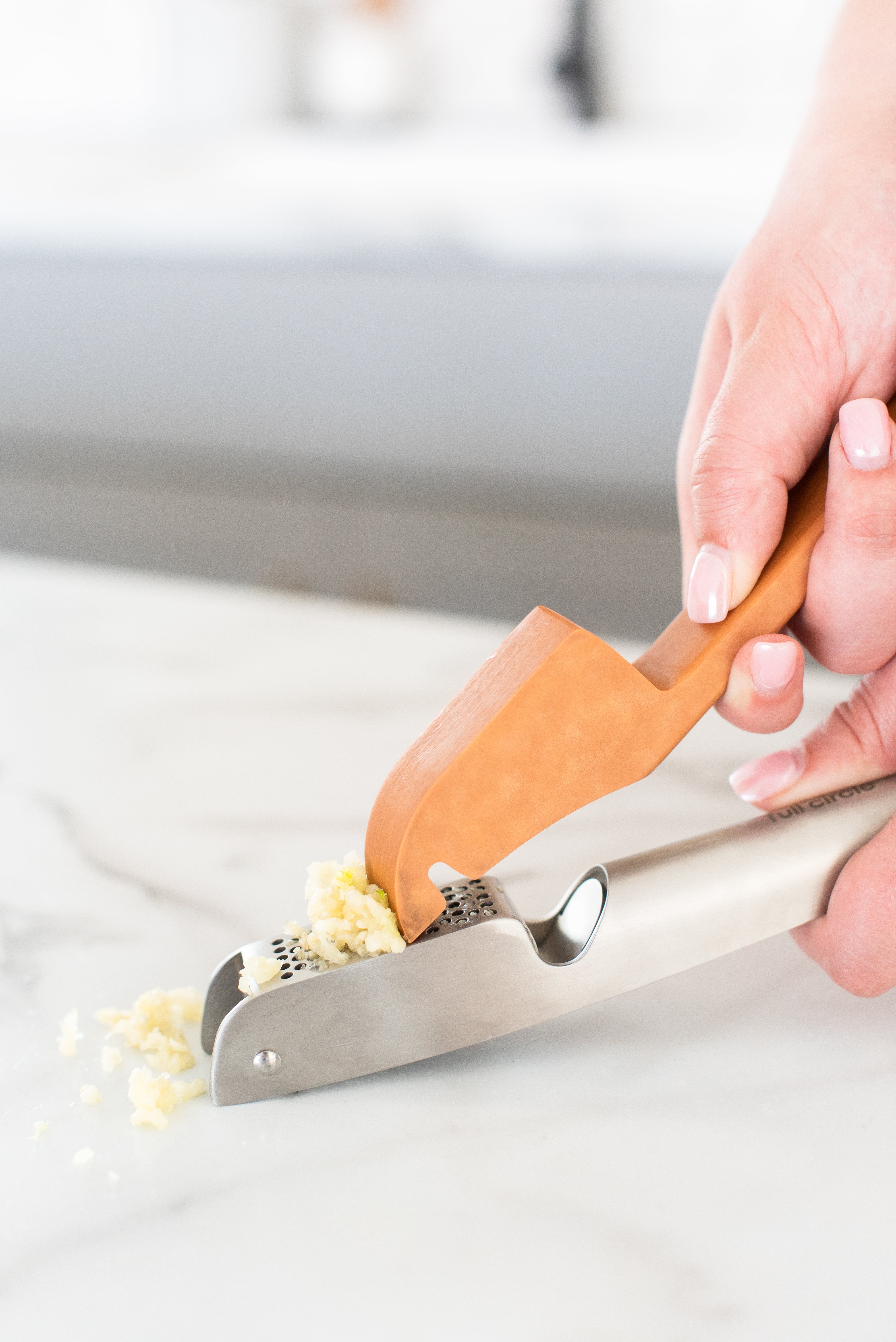 full-circle-the-no-mess-garlic-press-stainless-steel-with-integrated-scraper image 5