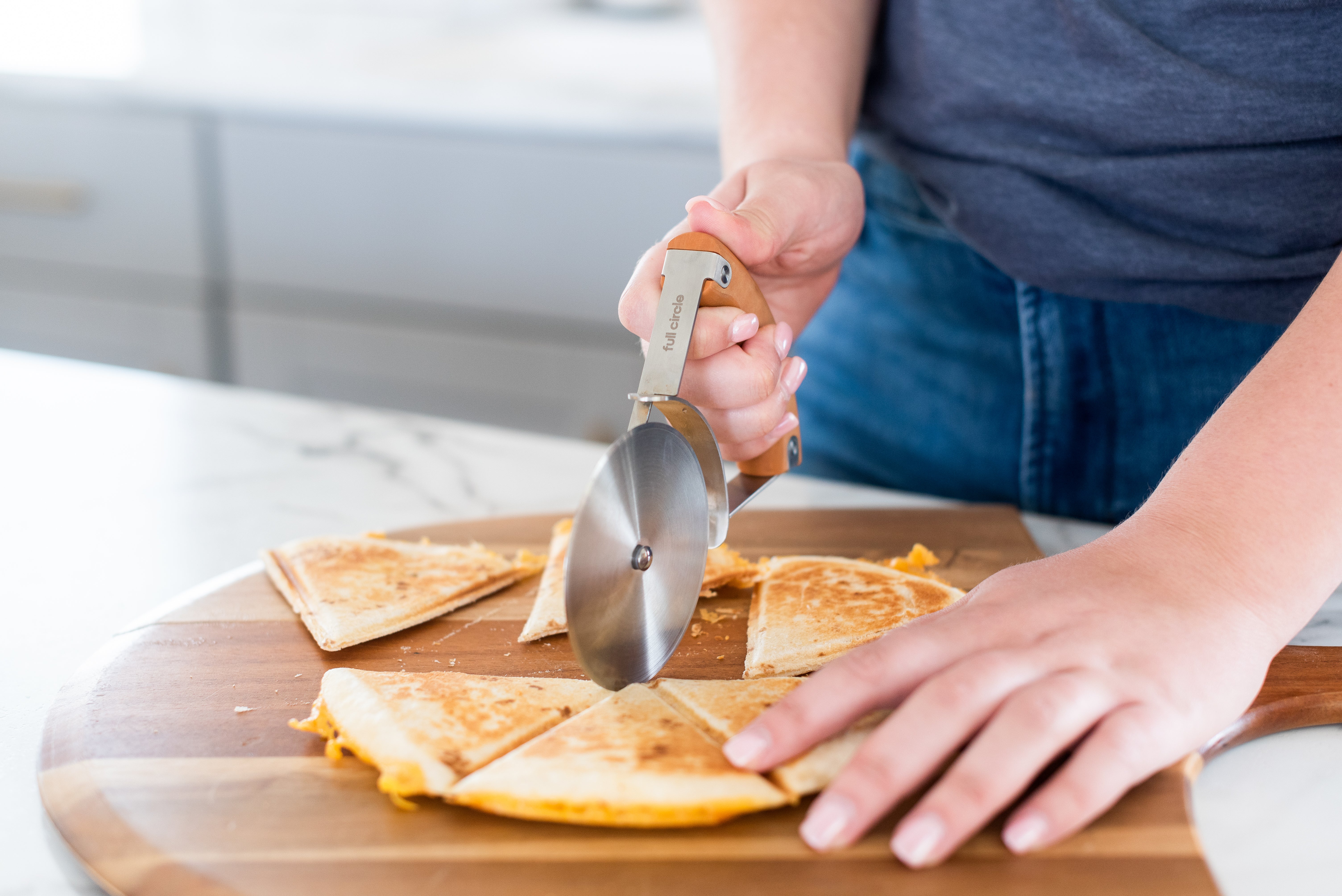 full-circle-the-slice-pizza-wheel-stainless-steel-cutter-with-wood-composite-han image 5