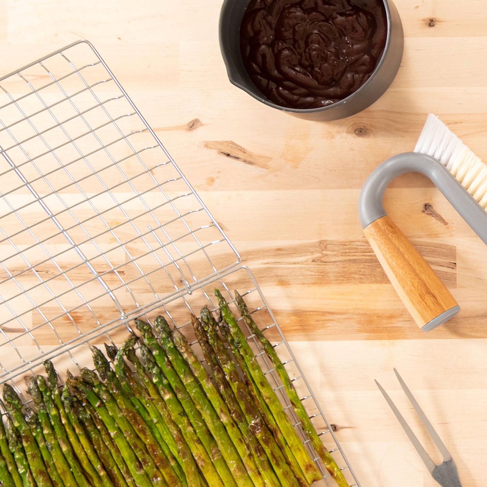 full-circle-the-mighty-scrub-all-purpose-brush-with-bamboo-handle image 5