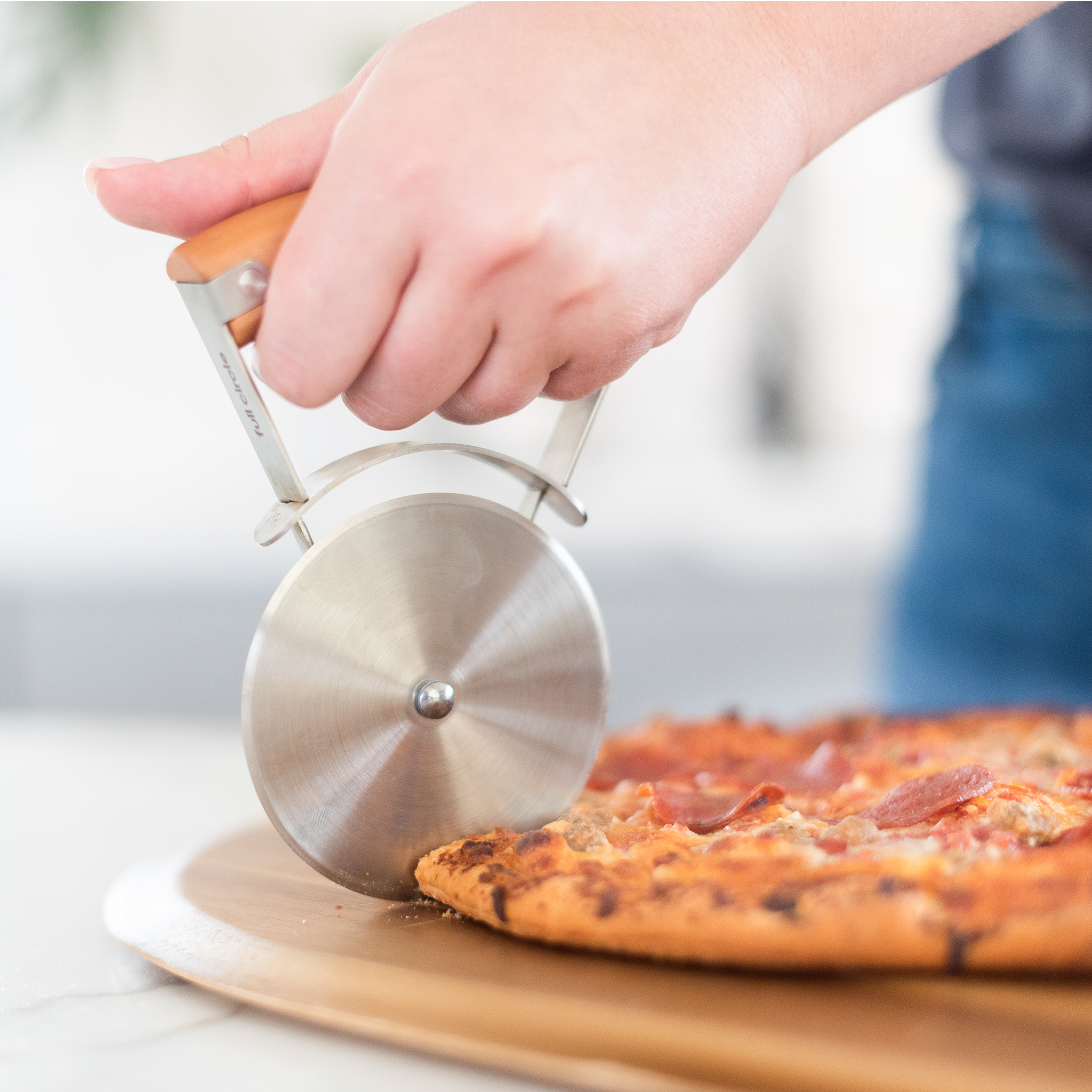 full-circle-the-slice-pizza-wheel-stainless-steel-cutter-with-wood-composite-han image 2