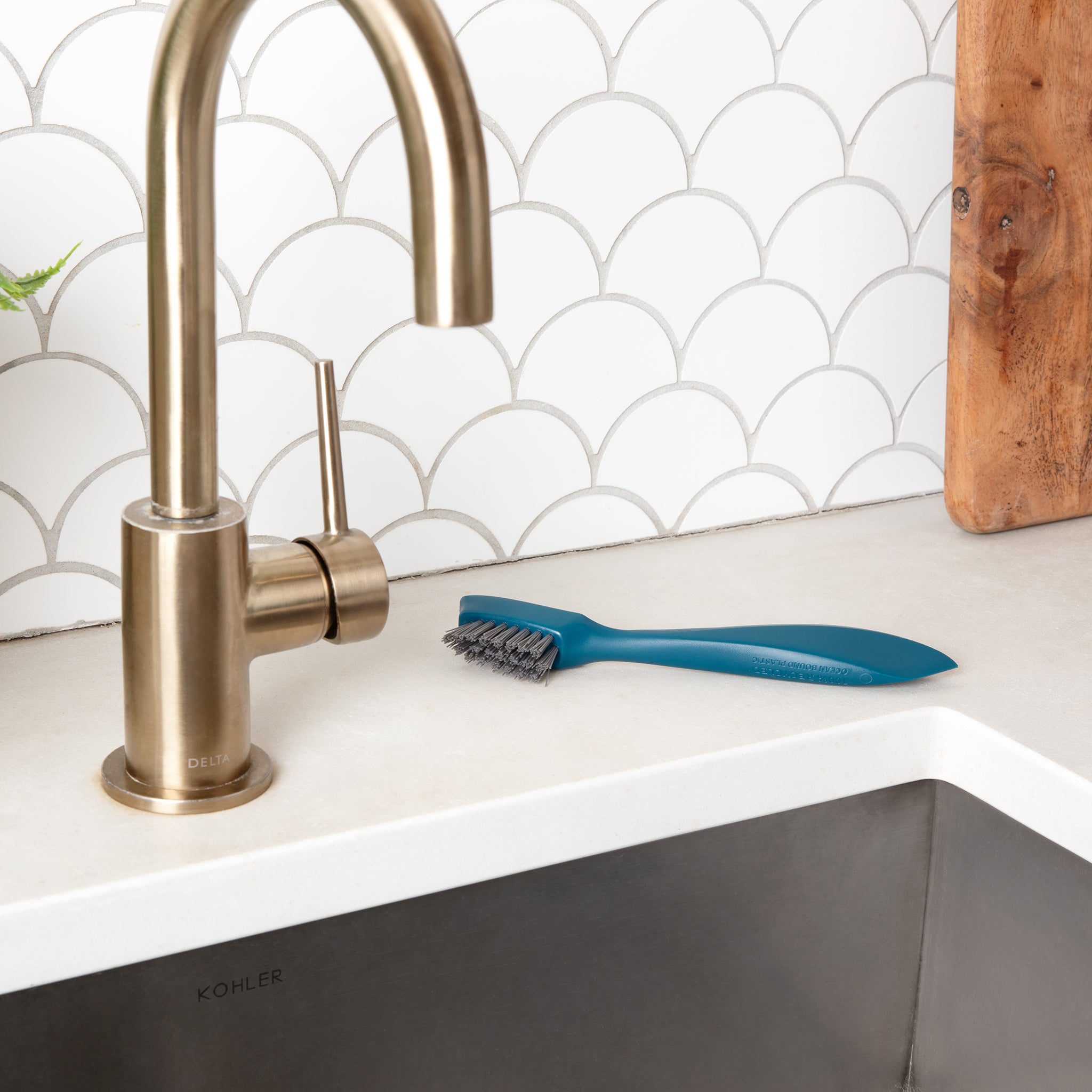 full-circle-clean-ocean-grout-brush-angled-head-for-tight-spaces image 2