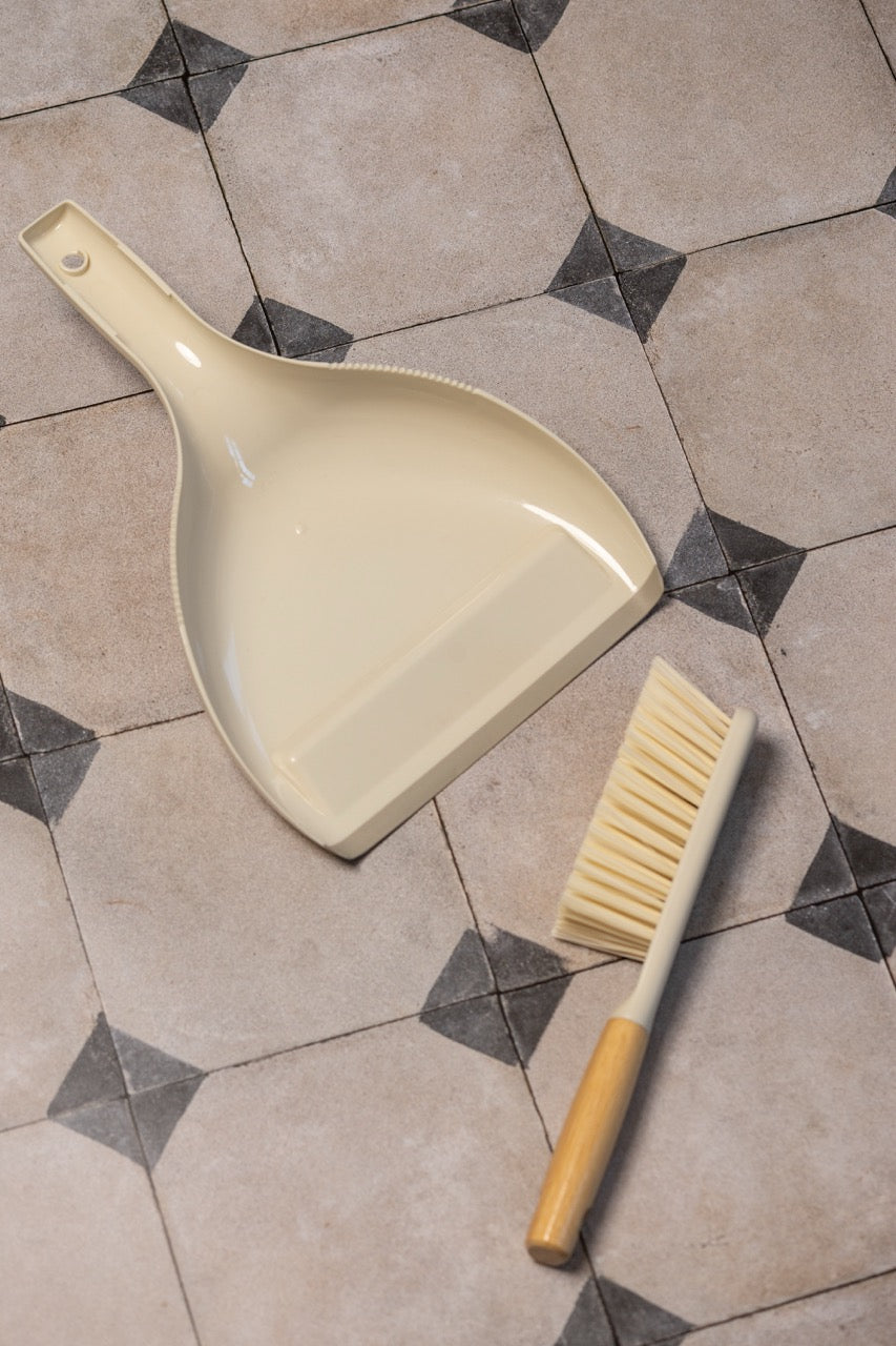 full-circle-daily-sweep-dustpan-set-bamboo-handle-with-rubber-edge-lint-comb image 2