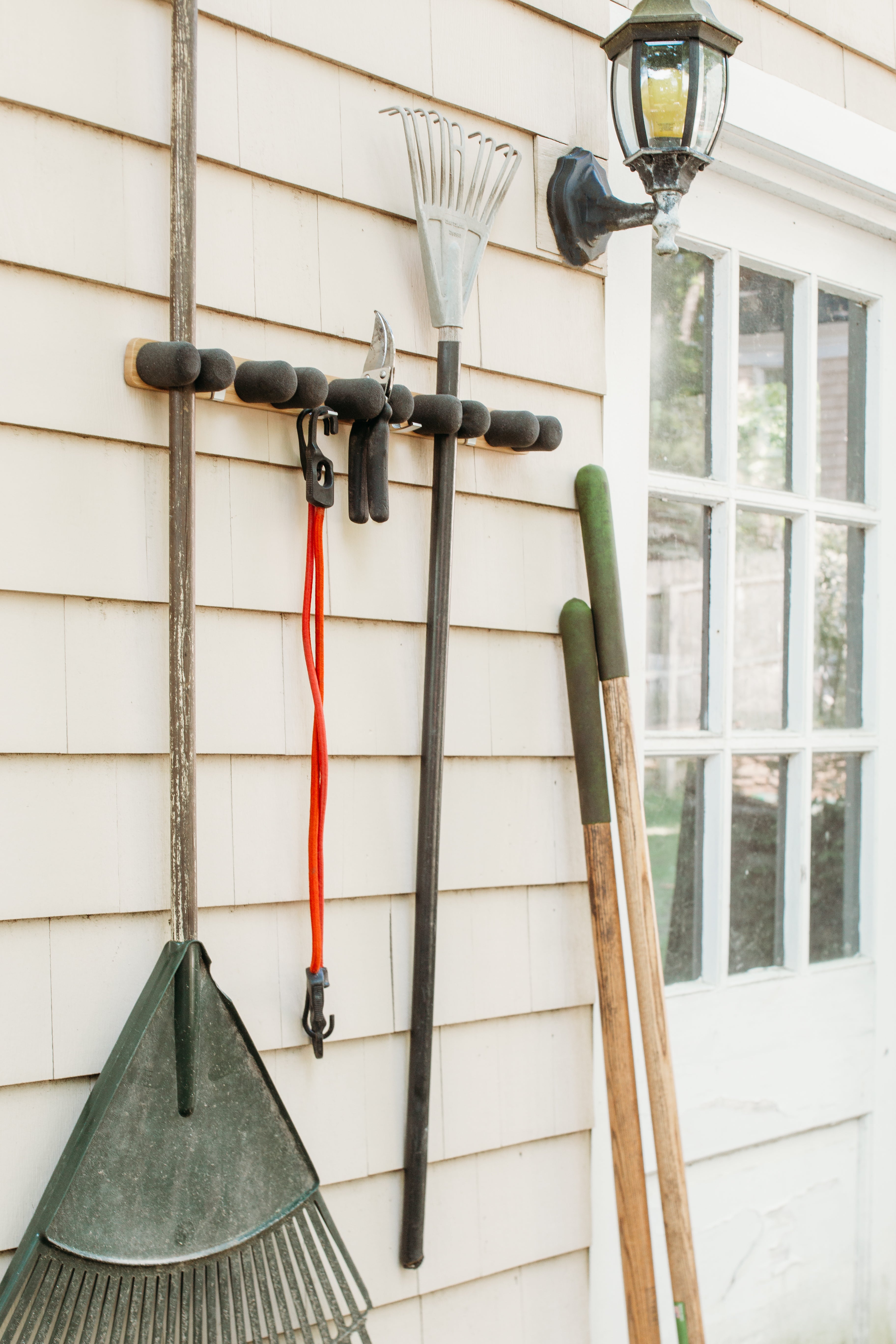 full-circle-get-a-grip-mop-broom-organizer-with-bamboo-and-recycled-materials image 3